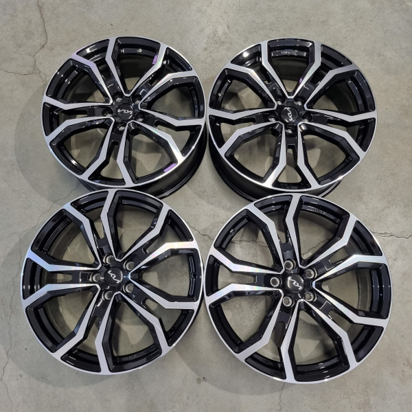 5x114.3 R20 8.0J ET50 71.6 Black polished DEZENT TV Dark